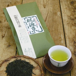 自然に恵まれた宇治の指定茶園で栽培されたその新茶を熟成させたものが、宇治煎茶「古都の口切り茶」です。